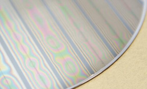 用于超薄扇出堆疊型封裝的激光剝離 用于超薄扇出堆疊型封裝的激光剝離